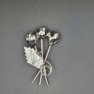 Three Long Stem Flowers With Leaf Silver Tone Brooch or Pin